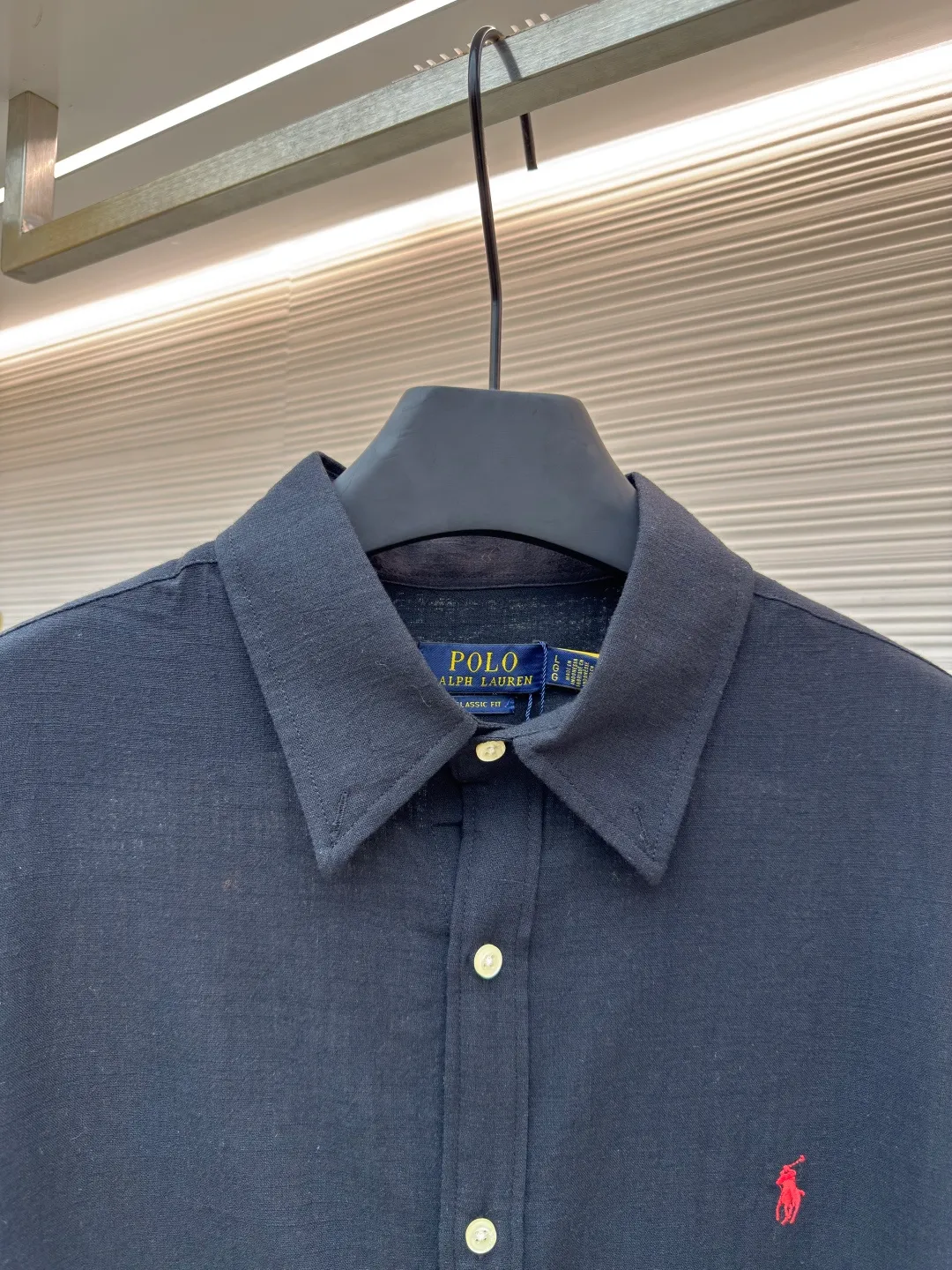 Ralph Lauren embroidered linen shirt ●Original version: Purchased and developed at 1690 ●Item number: 1680730-A75 ●Material: linen fabric ●Technology: embroidery production ●Version: fitted version ●Weight: about 250 grams ●Size: S-M-L-XL ●Description: Selected high-quality linen material with natural texture and breathability, firm and smooth, comfortable and skin-friendly, elegantly presented with a deep ink color The exquisite red pony mark is embellished, like a smart flame in the dark night. The clever design of the outer I-shaped pleated split back shoulder adds a sense of agility and detachment, and contains the soul of fashion in a minimalist shape. Adopt imported machine embroidery technology, use advanced computer control system and precision mechanical components to achieve the iconic pony embroidery operation with high precision and smooth and delicate lines. Adopting side-turning and embedded clamping stitching technology, it is smooth and tidy. The fabrics have been carefully washed and have a better feel and texture. They are not easy to deform, shrink or fade, and maintain long-term beauty. The overall wiring is straight and delicate, the fabric is comfortable and soft, and the color is consistent without color difference. It can be matched with the same style to create a fashionable look and control various occasions. Customized accessories, complete with three standards, same style for men and women!